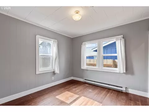 Bedroom - 509 Spruce St, Ilwaco, WA 98624 photo 1 of 6