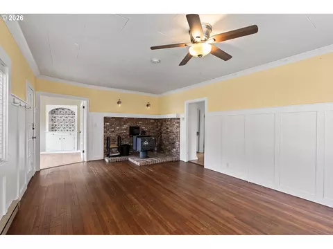 Living - 509 Spruce St, Ilwaco, WA 98624 photo 1 of 6