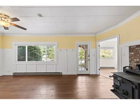 Living - 509 Spruce St, Ilwaco, WA 98624 photo 3 of 6