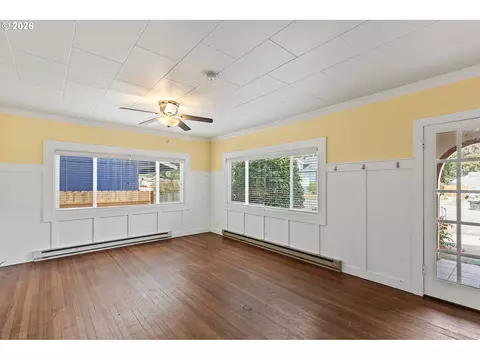 Living - 509 Spruce St, Ilwaco, WA 98624 photo 4 of 6