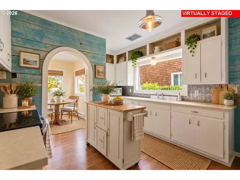 Kitchen - 509 Spruce St, Ilwaco, WA 98624 photo 1 of 8