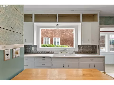 Kitchen - 509 Spruce St, Ilwaco, WA 98624 photo 4 of 8