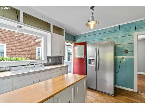 Kitchen - 509 Spruce St, Ilwaco, WA 98624 photo 8 of 8