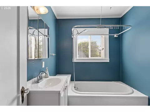 Bath - 509 Spruce St, Ilwaco, WA 98624 photo 1 of 1