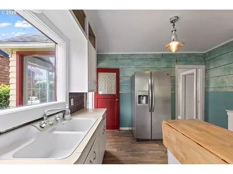 Kitchen - 509 Spruce St, Ilwaco, WA 98624 photo 7 of 8
