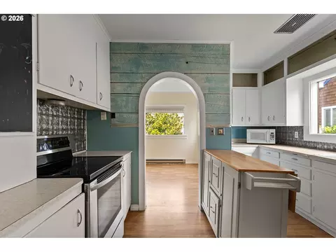Kitchen - 509 Spruce St, Ilwaco, WA 98624 photo 2 of 8