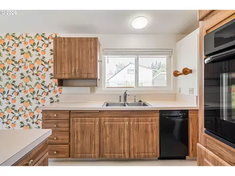 Kitchen - 1421 Harvard Ave, Gladstone, OR 97027 photo 4 of 7