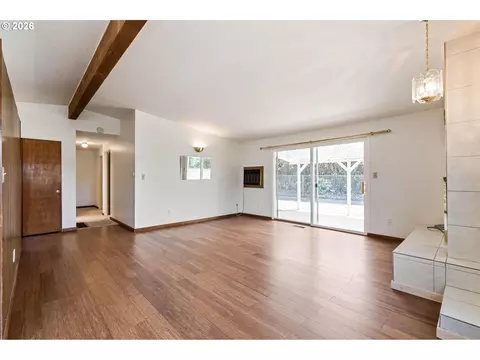 Living - 1421 Harvard Ave, Gladstone, OR 97027 photo 2 of 4