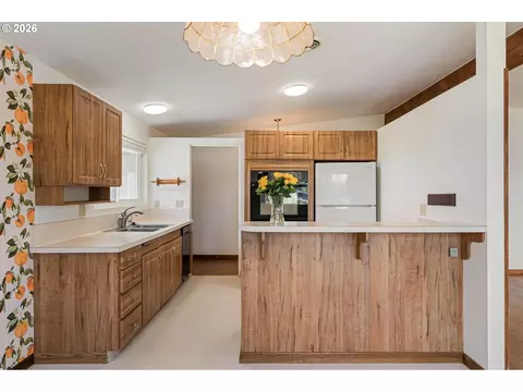 Kitchen - 1421 Harvard Ave, Gladstone, OR 97027 photo 6 of 7