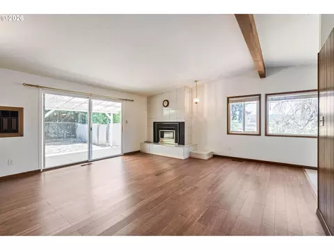 Living - 1421 Harvard Ave, Gladstone, OR 97027 photo 3 of 4
