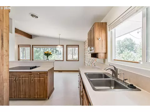 Kitchen - 1421 Harvard Ave, Gladstone, OR 97027 photo 5 of 7