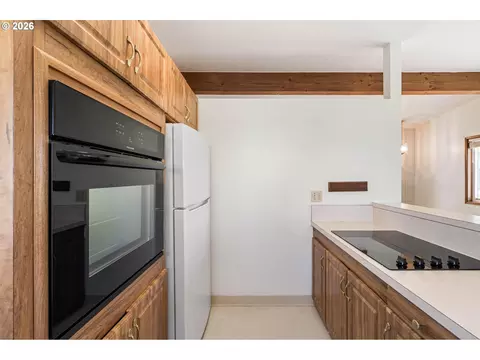 Kitchen - 1421 Harvard Ave, Gladstone, OR 97027 photo 2 of 7