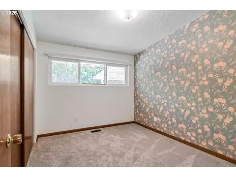 Bedroom - 1421 Harvard Ave, Gladstone, OR 97027 photo 4 of 9