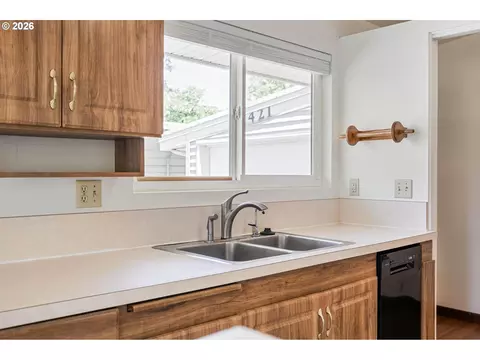 Kitchen - 1421 Harvard Ave, Gladstone, OR 97027 photo 3 of 7