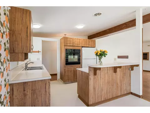 Kitchen - 1421 Harvard Ave, Gladstone, OR 97027 photo 7 of 7