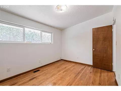 Bedroom - 1421 Harvard Ave, Gladstone, OR 97027 photo 9 of 9