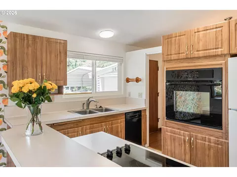 Kitchen - 1421 Harvard Ave, Gladstone, OR 97027 photo 1 of 7