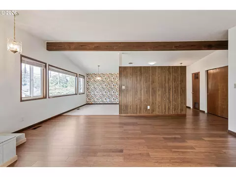 Living - 1421 Harvard Ave, Gladstone, OR 97027 photo 4 of 4