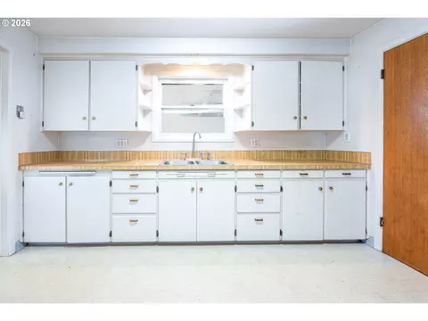 Kitchen - 3775 Harlow Rd, Eugene, OR 97401 photo 2 of 3
