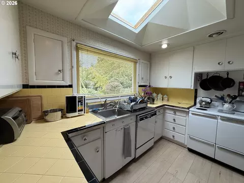 Kitchen - 1470 Queens Way, Eugene, OR 97401 photo 2 of 8