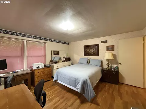 Bedroom - 1470 Queens Way, Eugene, OR 97401 photo 2 of 2