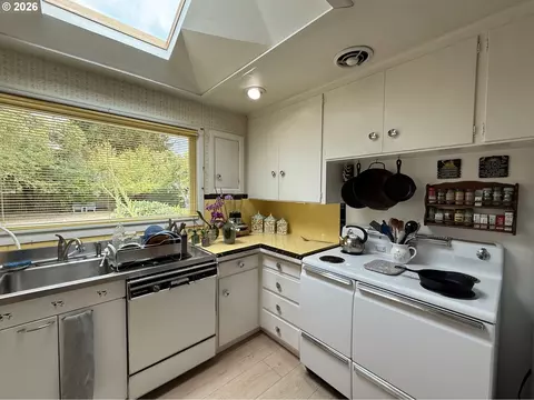 Kitchen - 1470 Queens Way, Eugene, OR 97401 photo 3 of 8