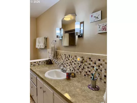 Bath - 1470 Queens Way, Eugene, OR 97401 photo 3 of 4