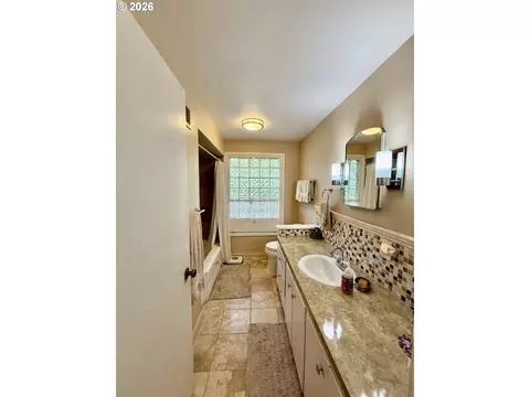 Bath - 1470 Queens Way, Eugene, OR 97401 photo 1 of 4