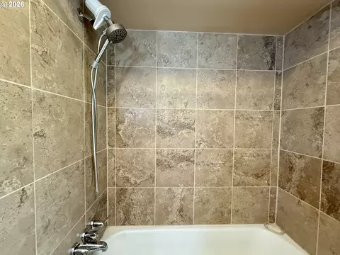 Bath - 1470 Queens Way, Eugene, OR 97401 photo 2 of 4