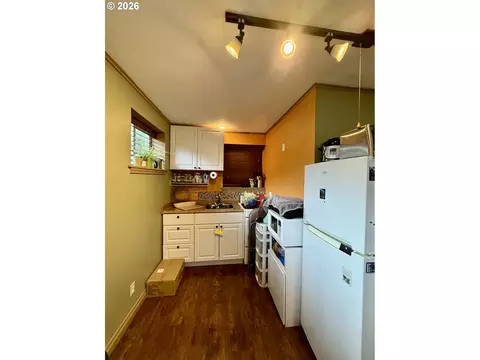 Kitchen - 1470 Queens Way, Eugene, OR 97401 photo 7 of 8