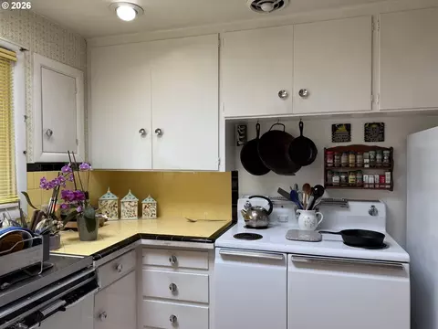 Kitchen - 1470 Queens Way, Eugene, OR 97401 photo 5 of 8
