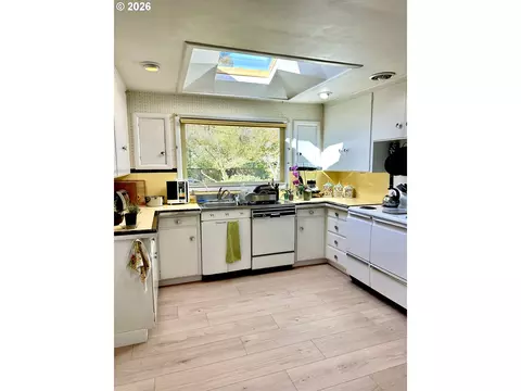 Kitchen - 1470 Queens Way, Eugene, OR 97401 photo 8 of 8