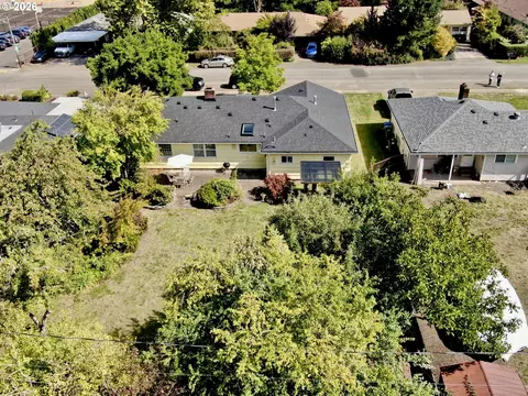 View/Area - 1470 Queens Way, Eugene, OR 97401 photo 4 of 5