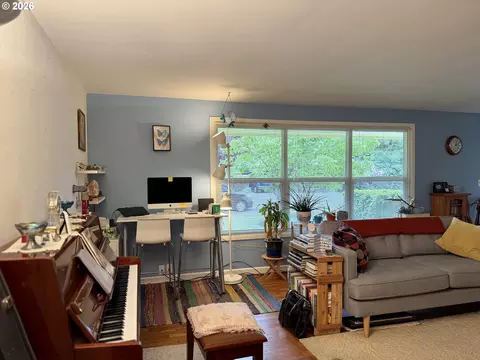 Living - 1470 Queens Way, Eugene, OR 97401 photo 2 of 4