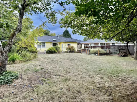 Exterior - 1470 Queens Way, Eugene, OR 97401 photo 2 of 6
