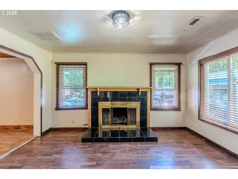 Living - 4503 SE 282nd Ave, Gresham, OR 97080 photo 2 of 6