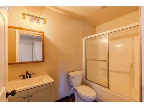 Bath - 4503 SE 282nd Ave, Gresham, OR 97080 photo 3 of 3