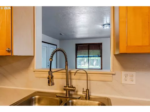 Kitchen - 4503 SE 282nd Ave, Gresham, OR 97080 photo 4 of 5
