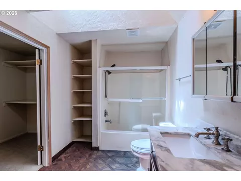Bath - 4503 SE 282nd Ave, Gresham, OR 97080 photo 2 of 3