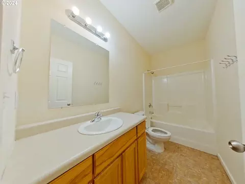 Bath - 1857 Pearl St, Eugene, OR 97401 photo 1 of 3