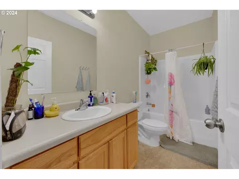 Bath - 1857 Pearl St, Eugene, OR 97401 photo 3 of 3