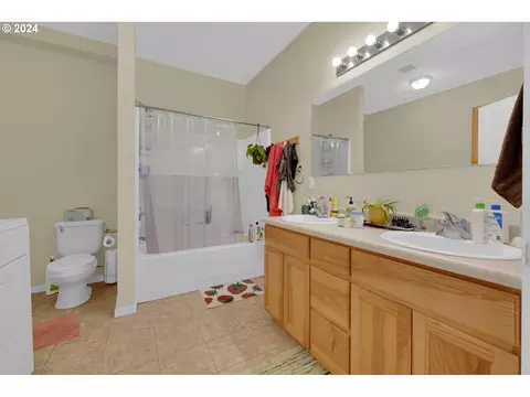 Bath - 1857 Pearl St, Eugene, OR 97401 photo 2 of 3