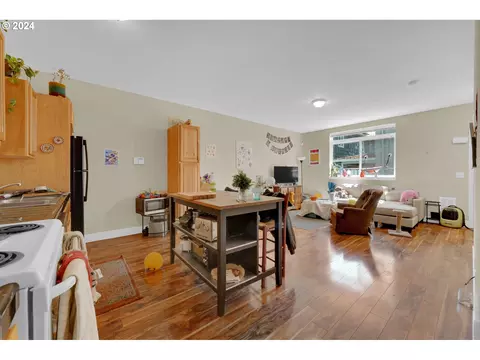 Kitchen - 1857 Pearl St, Eugene, OR 97401 photo 3 of 4