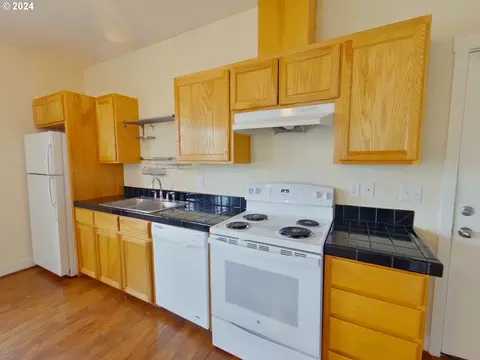 Kitchen - 1857 Pearl St, Eugene, OR 97401 photo 4 of 4