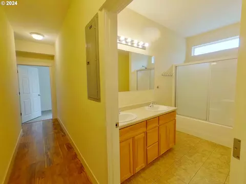 Entry Way - 1857 Pearl St, Eugene, OR 97401 photo 2 of 6