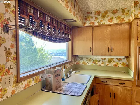 Kitchen - 3137 NW 3rd Ave, Camas, WA 98607 photo 3 of 5