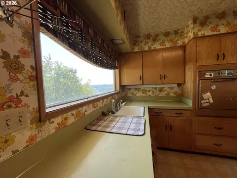 Kitchen - 3137 NW 3rd Ave, Camas, WA 98607 photo 2 of 5