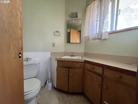Bath - 3137 NW 3rd Ave, Camas, WA 98607 photo 2 of 2