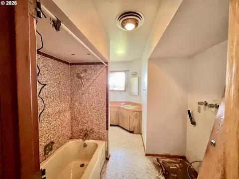 Bath - 3137 NW 3rd Ave, Camas, WA 98607 photo 1 of 2