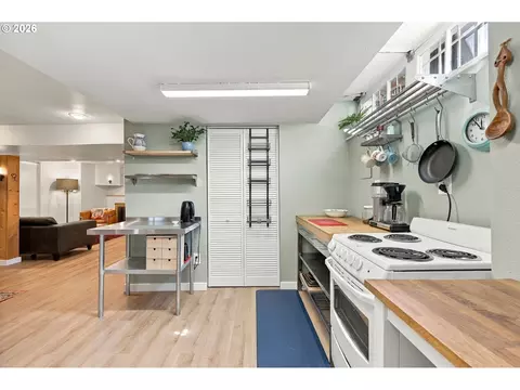 Kitchen - 21932 SE Ash St, Gresham, OR 97030 photo 5 of 5